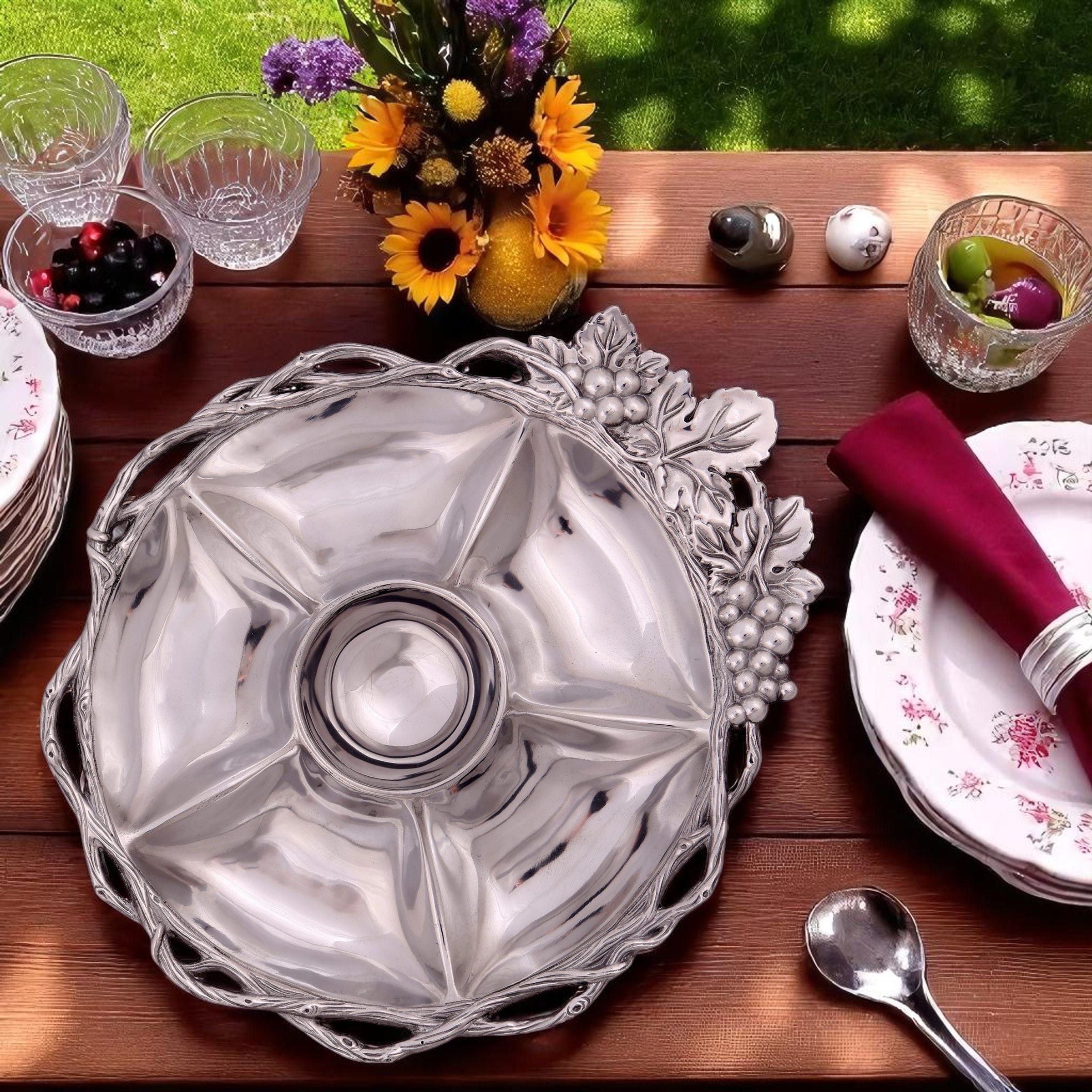 Grape Open Vine Round Tray 5-Section